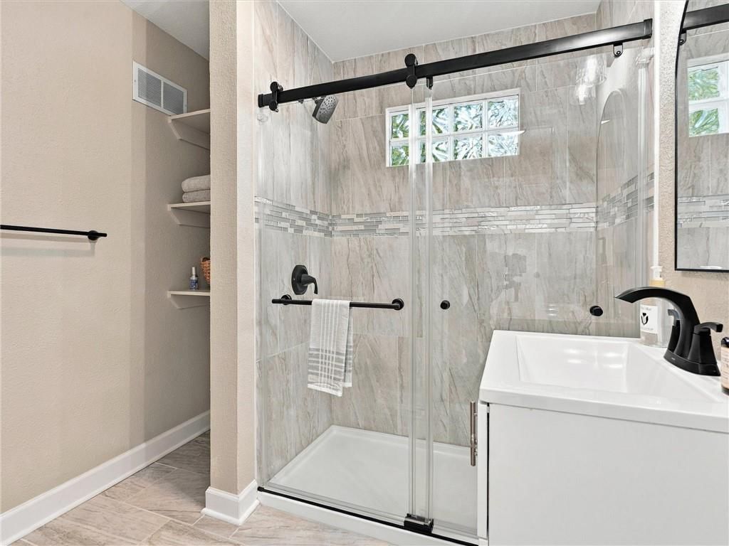 White vanity at 204 Westview Place, Excelsior Springs, MO 64024