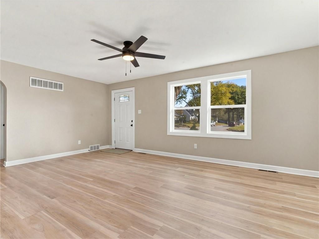 Photo 7 of 35 - 204 Westview Place, Excelsior Springs, MO 64024