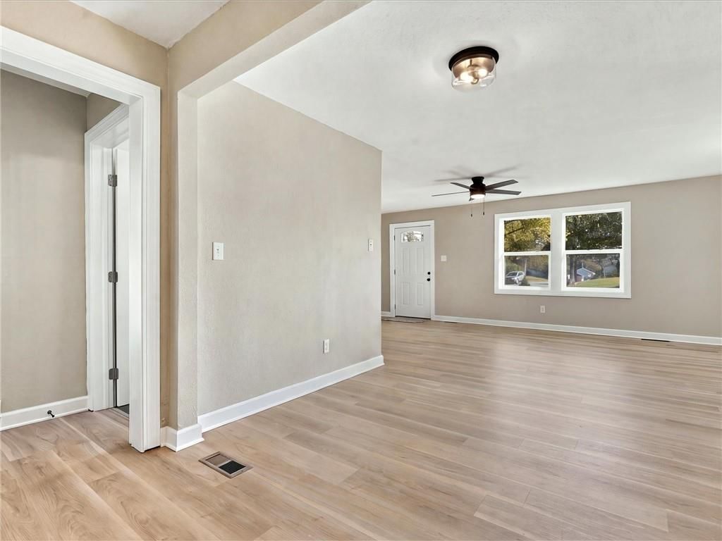 Photo 12 of 35 - 204 Westview Place, Excelsior Springs, MO 64024