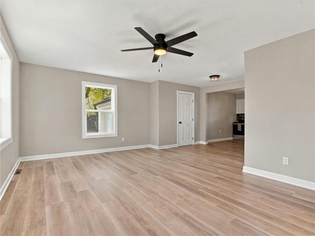 Photo 6 of 35 - 204 Westview Place, Excelsior Springs, MO 64024