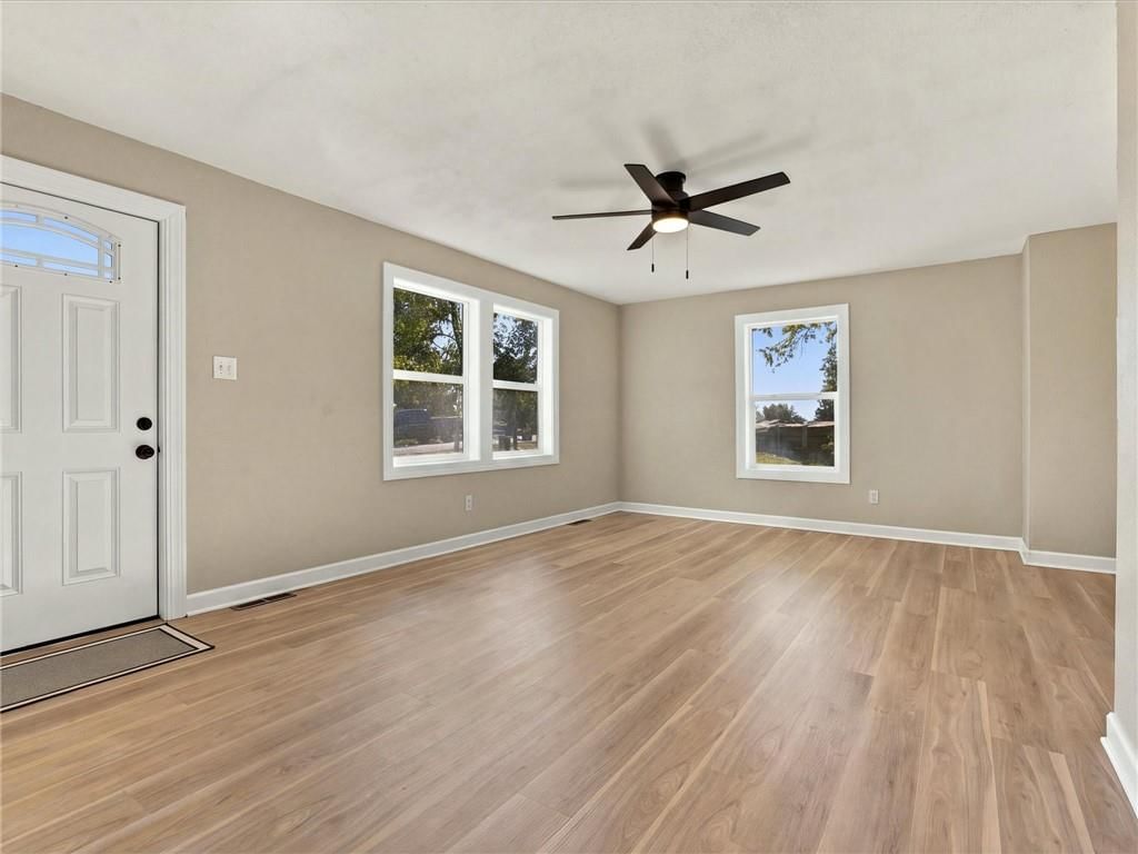 Photo 13 of 35 - 204 Westview Place, Excelsior Springs, MO 64024