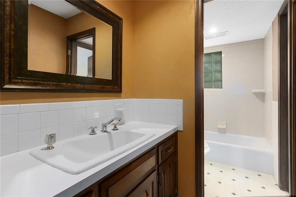 Photo 24 of 57 - 7616 NW Eastside Drive, Weatherby Lake, MO 64152