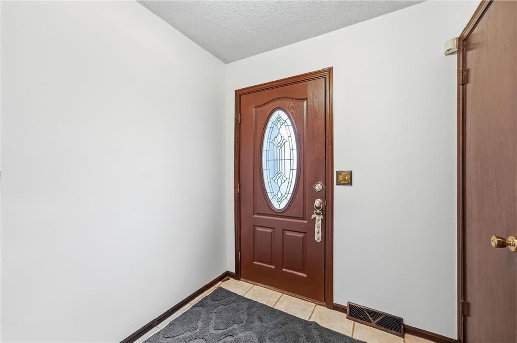 Photo 4 of 40 - 14622 Laquinta Street, Grandview, MO 64030