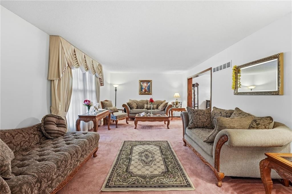 Photo 6 of 40 - 14622 Laquinta Street, Grandview, MO 64030