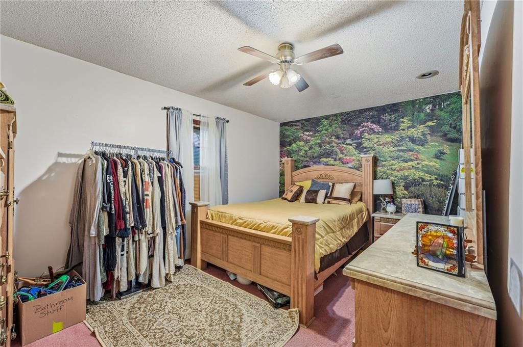 Photo 10 of 40 - 14622 Laquinta Street, Grandview, MO 64030