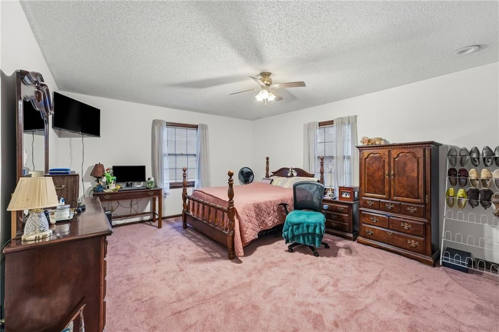 Photo 11 of 40 - 14622 Laquinta Street, Grandview, MO 64030