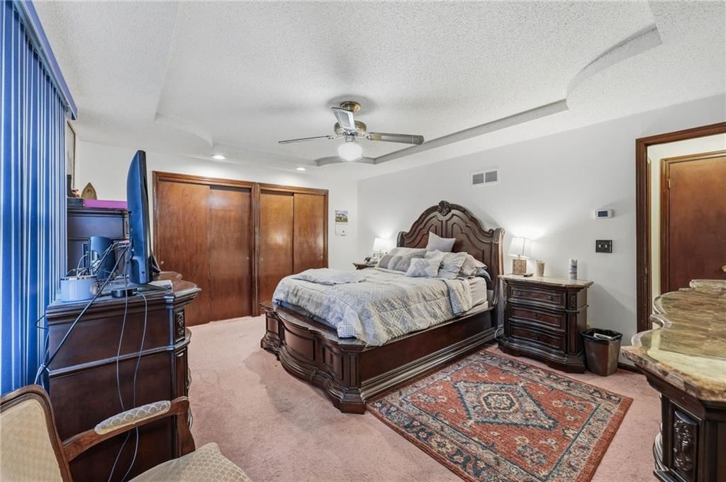Photo 13 of 40 - 14622 Laquinta Street, Grandview, MO 64030