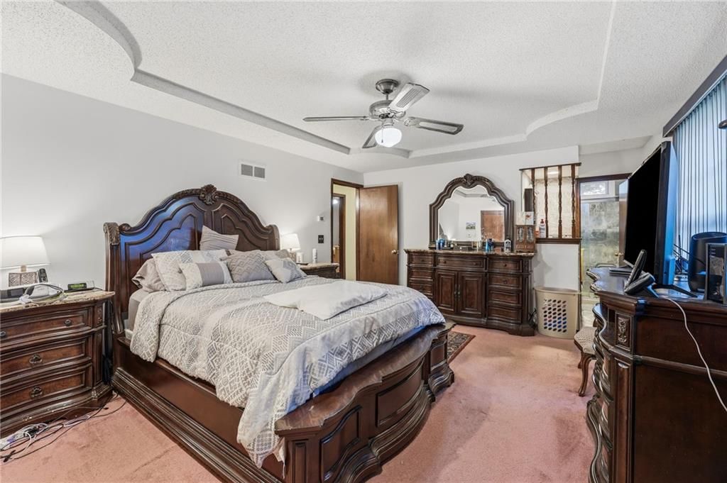 Photo 14 of 40 - 14622 Laquinta Street, Grandview, MO 64030