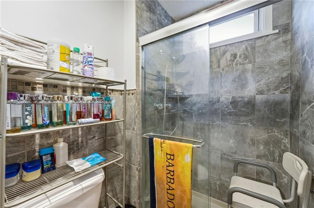 Photo 16 of 40 - 14622 Laquinta Street, Grandview, MO 64030