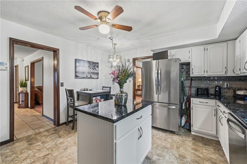 Photo 19 of 40 - 14622 Laquinta Street, Grandview, MO 64030