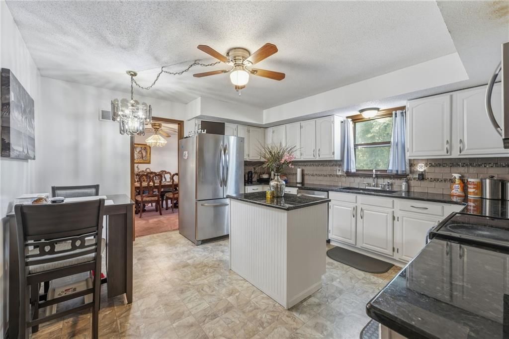 Photo 20 of 40 - 14622 Laquinta Street, Grandview, MO 64030