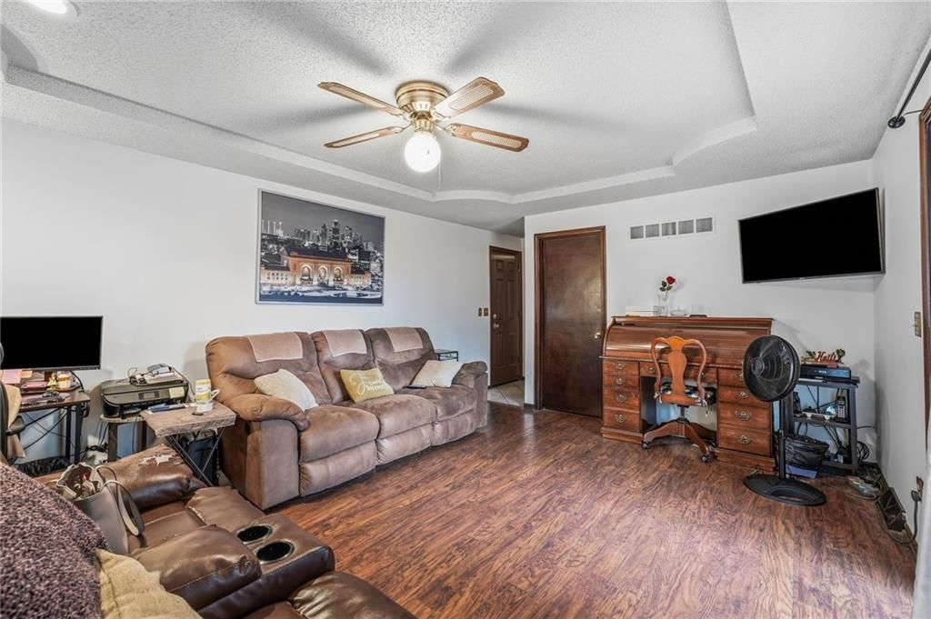 Photo 23 of 40 - 14622 Laquinta Street, Grandview, MO 64030