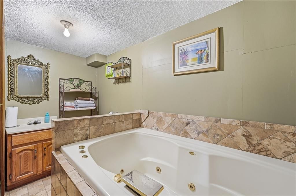Photo 32 of 40 - 14622 Laquinta Street, Grandview, MO 64030