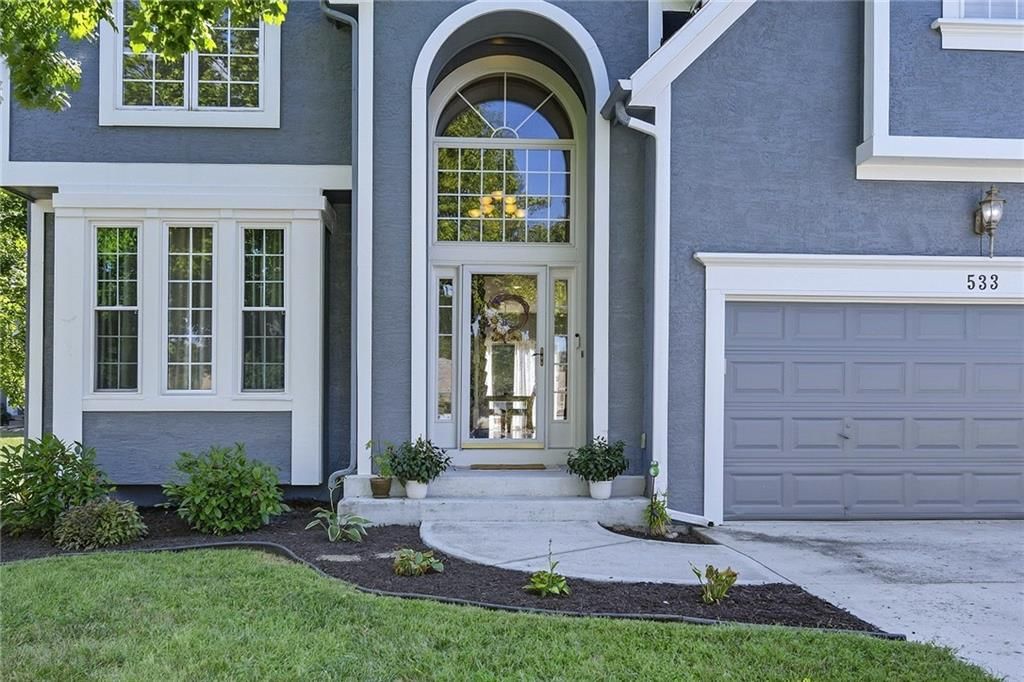 533 NE EMERALD Drive — photo 3