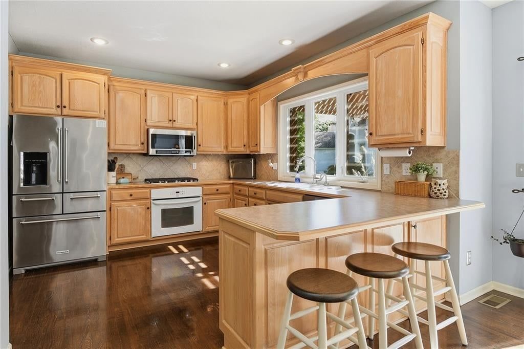 533 NE EMERALD Drive — photo 17