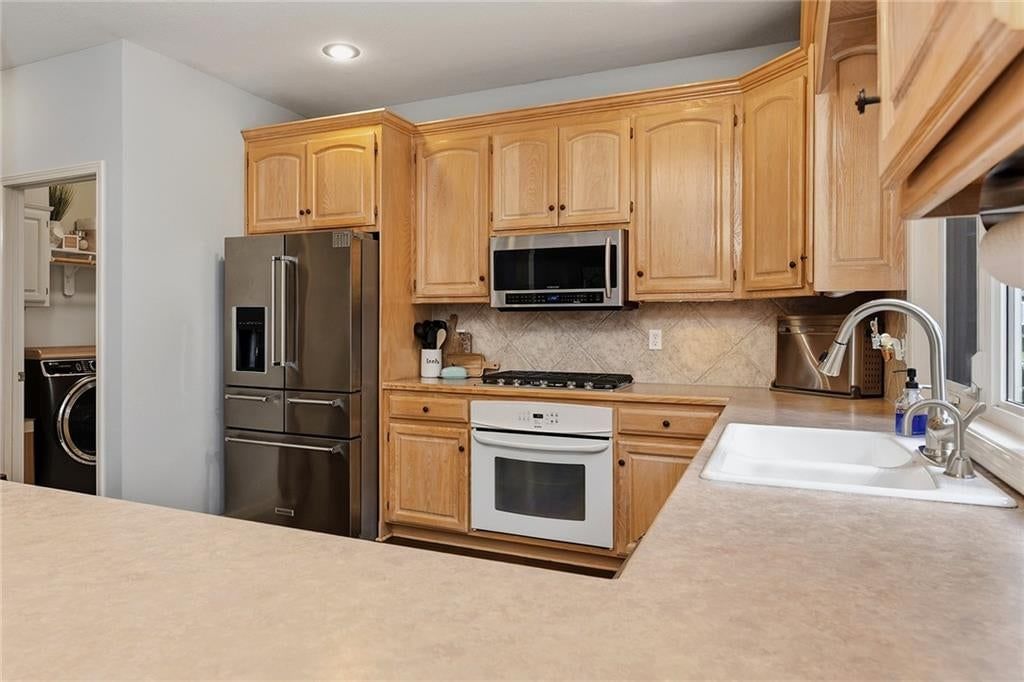 533 NE EMERALD Drive — photo 18
