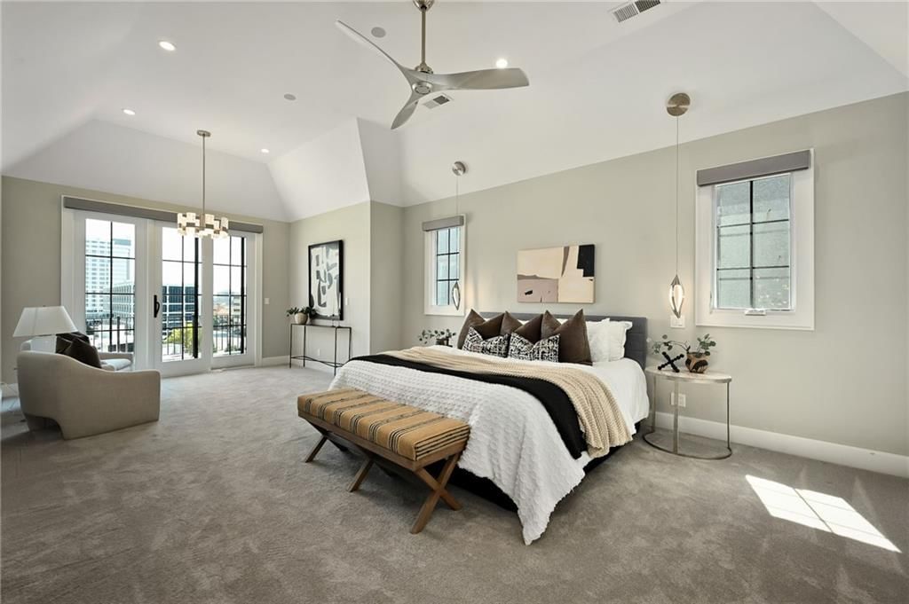 Photo 18 of 47 - 4635 Jarboe Street, Kansas City, MO 64112