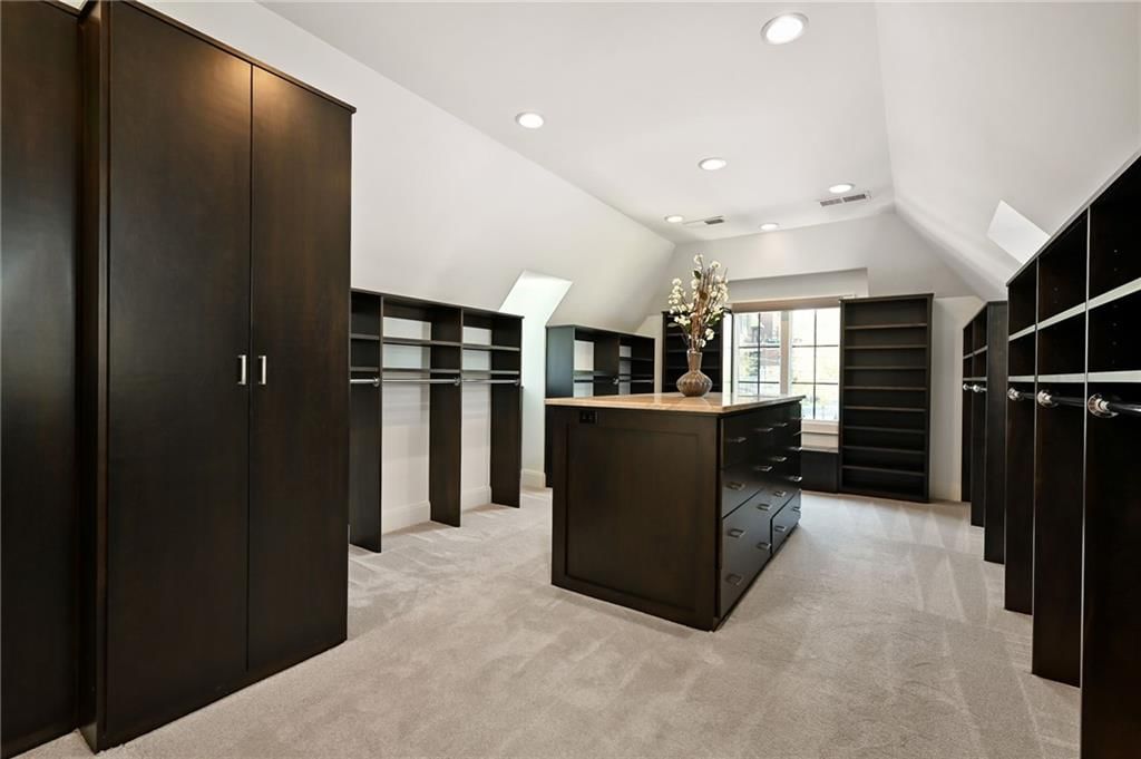 Photo 22 of 47 - 4635 Jarboe Street, Kansas City, MO 64112