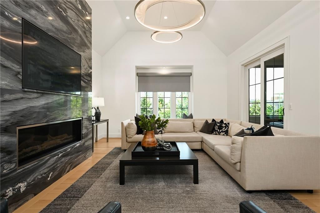 Photo 13 of 47 - 4635 Jarboe Street, Kansas City, MO 64112