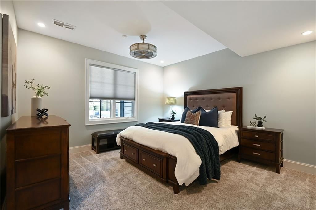 Photo 27 of 47 - 4635 Jarboe Street, Kansas City, MO 64112