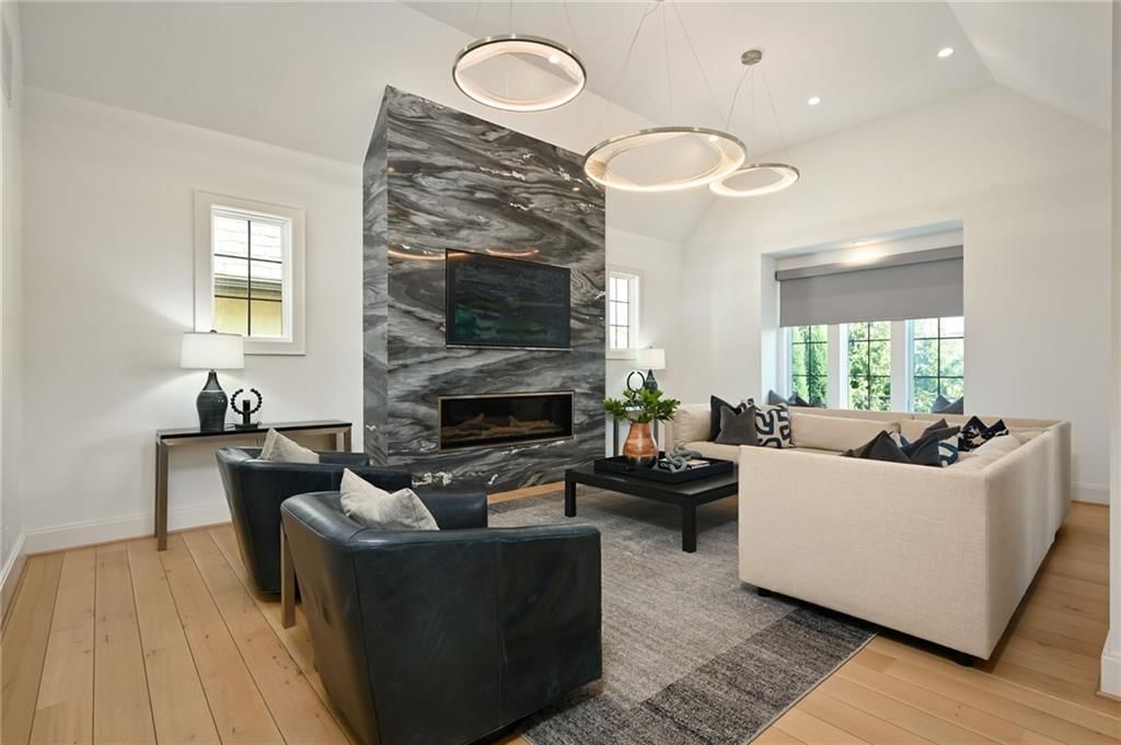 Photo 12 of 47 - 4635 Jarboe Street, Kansas City, MO 64112