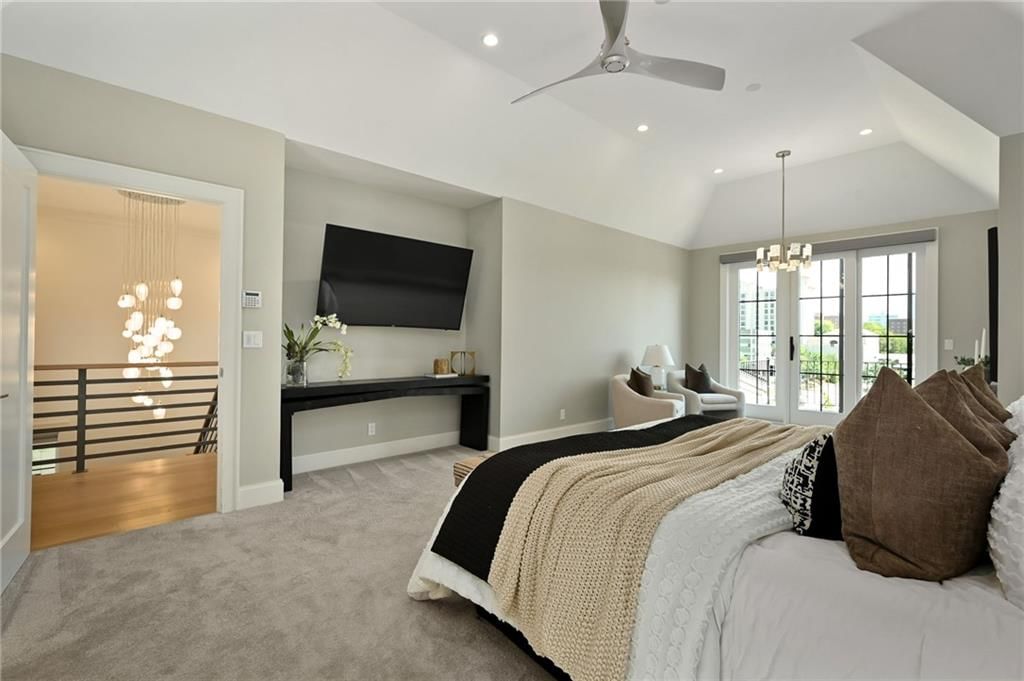 Photo 19 of 47 - 4635 Jarboe Street, Kansas City, MO 64112
