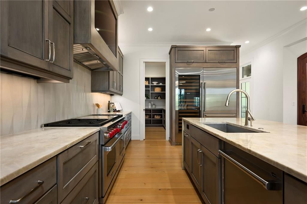 Photo 16 of 47 - 4635 Jarboe Street, Kansas City, MO 64112