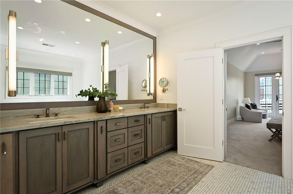 Photo 20 of 47 - 4635 Jarboe Street, Kansas City, MO 64112