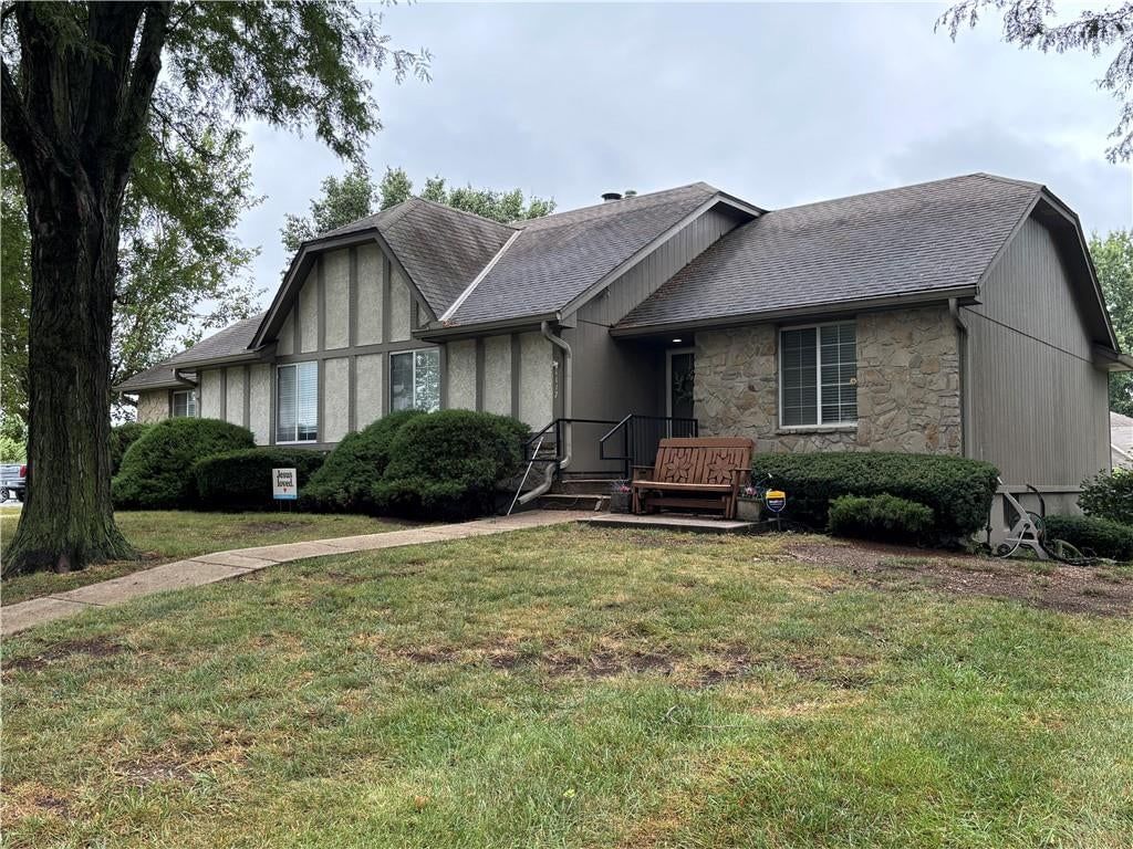 1113 NW 12th Street, Blue Springs, MO: listing photo 2