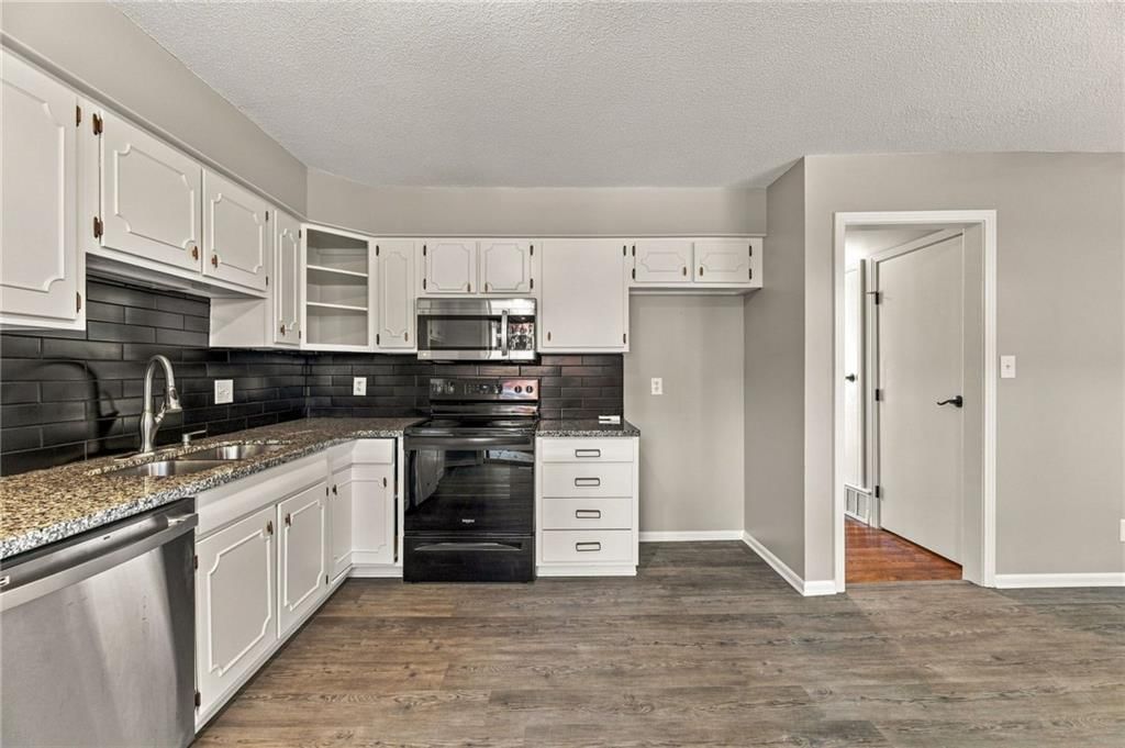 9591 Outlook Drive, Overland Park, KS: listing photo 2