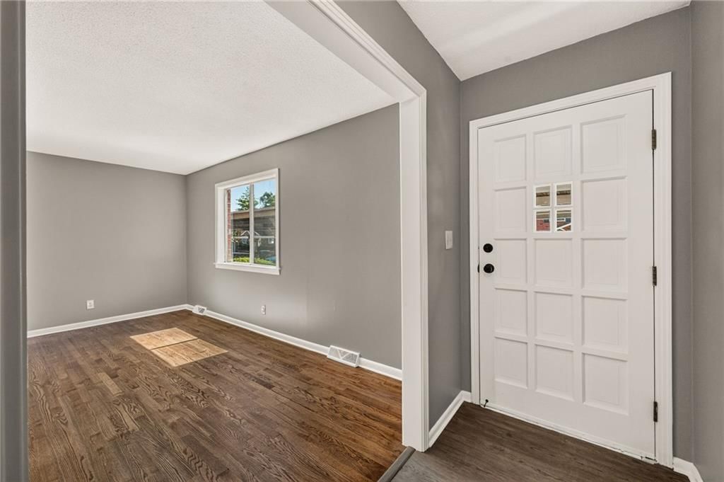 Photo 8 of 55 - 9591 Outlook Drive, Overland Park, KS 66207