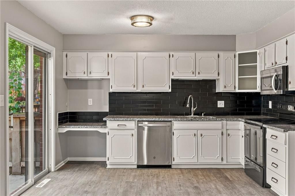 Photo 18 of 55 - 9591 Outlook Drive, Overland Park, KS 66207