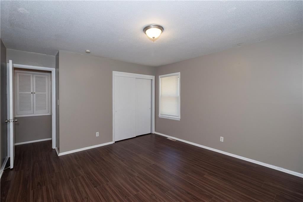 Photo 9 of 23 - 11815 Armitage Drive, Kansas City, MO 64134
