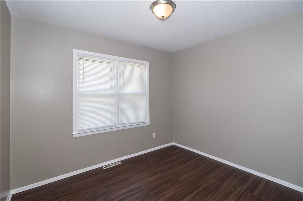 Photo 10 of 23 - 11815 Armitage Drive, Kansas City, MO 64134