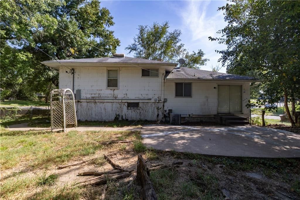 Photo 19 of 23 - 11815 Armitage Drive, Kansas City, MO 64134