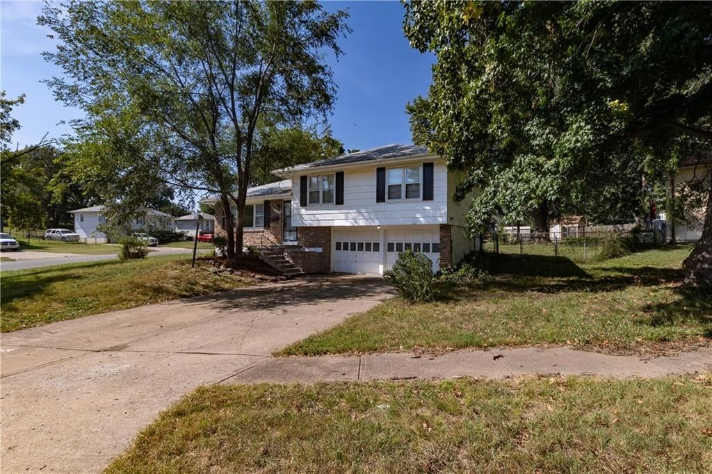 Photo 21 of 23 - 11815 Armitage Drive, Kansas City, MO 64134