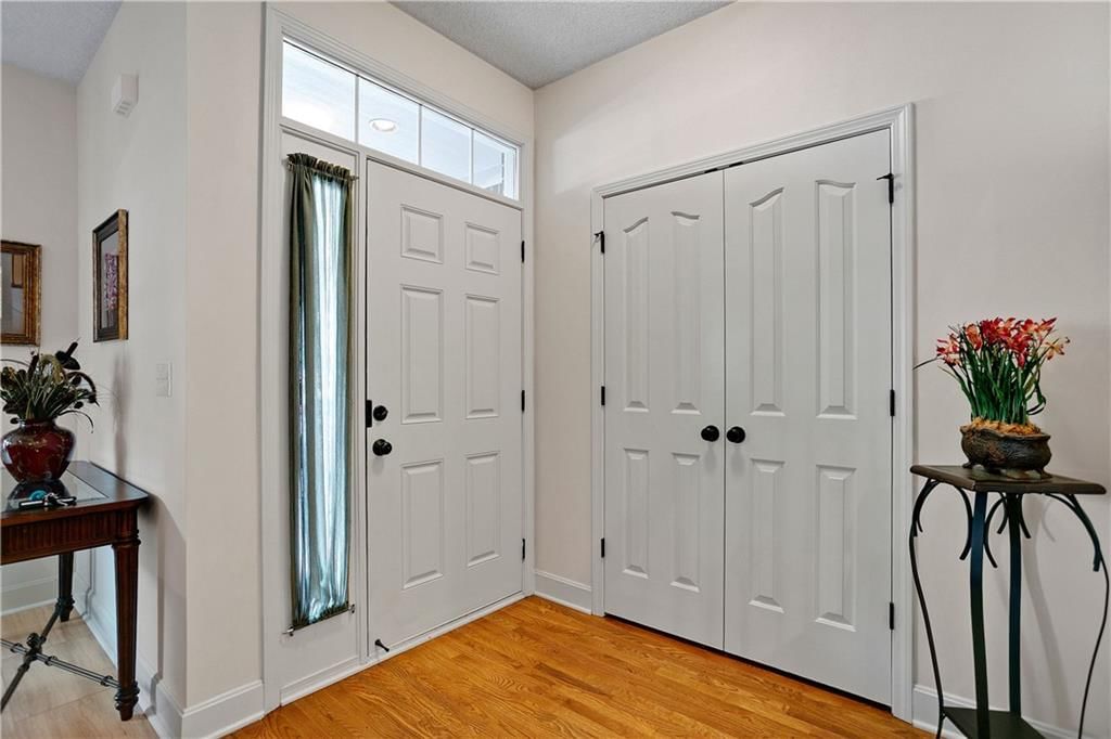 Photo 5 of 33 - 16067 S BROOKFIELD Street, Olathe, KS 66062