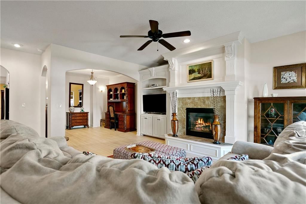 Photo 9 of 33 - 16067 S BROOKFIELD Street, Olathe, KS 66062