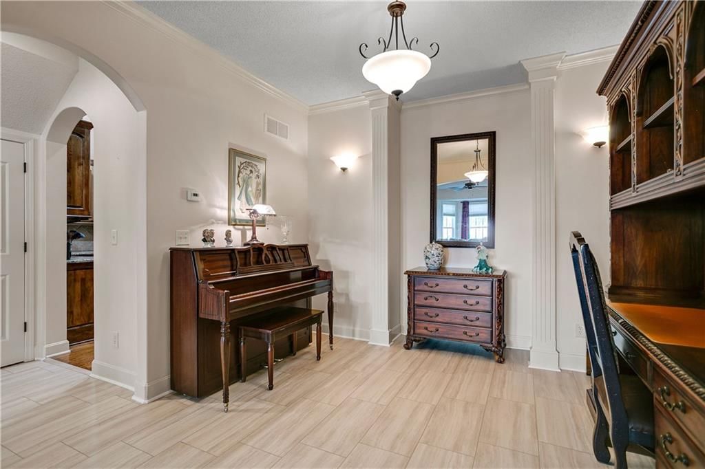 Photo 10 of 33 - 16067 S BROOKFIELD Street, Olathe, KS 66062