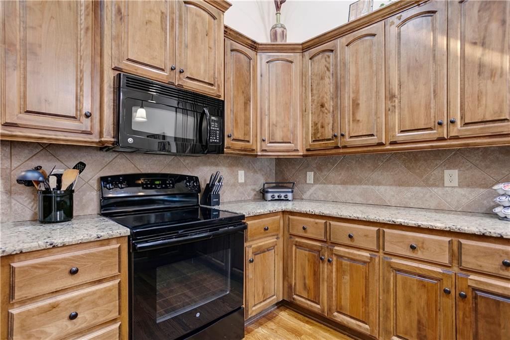 Photo 13 of 33 - 16067 S BROOKFIELD Street, Olathe, KS 66062