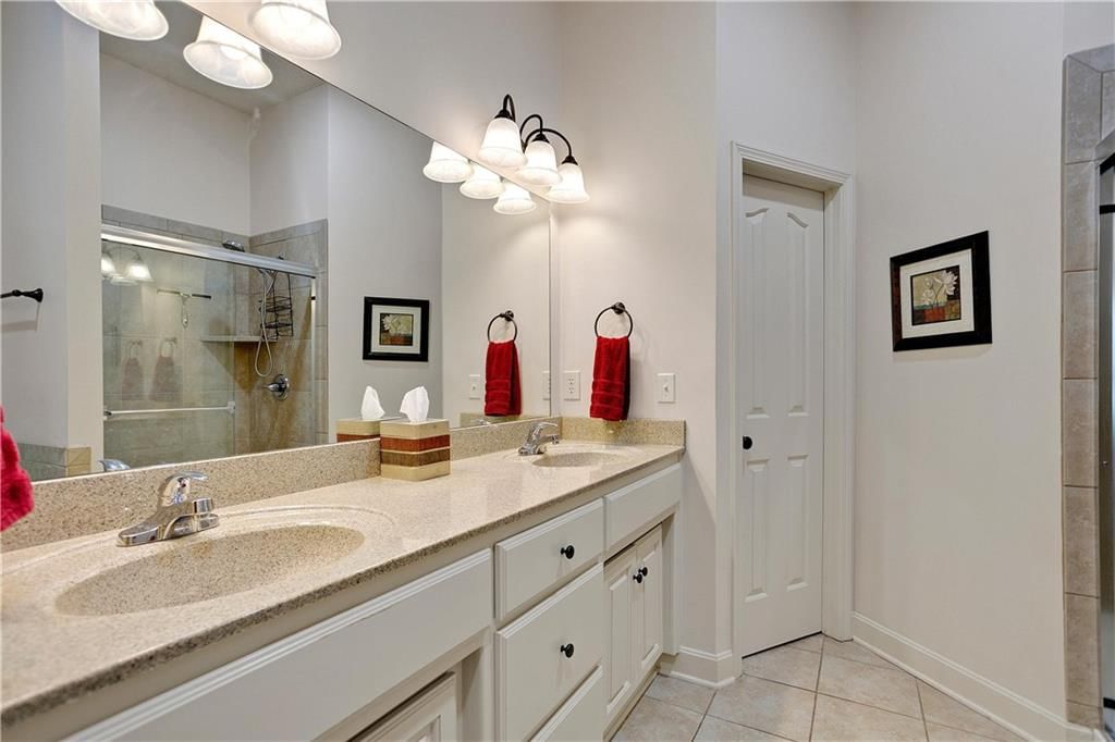 Photo 22 of 33 - 16067 S BROOKFIELD Street, Olathe, KS 66062