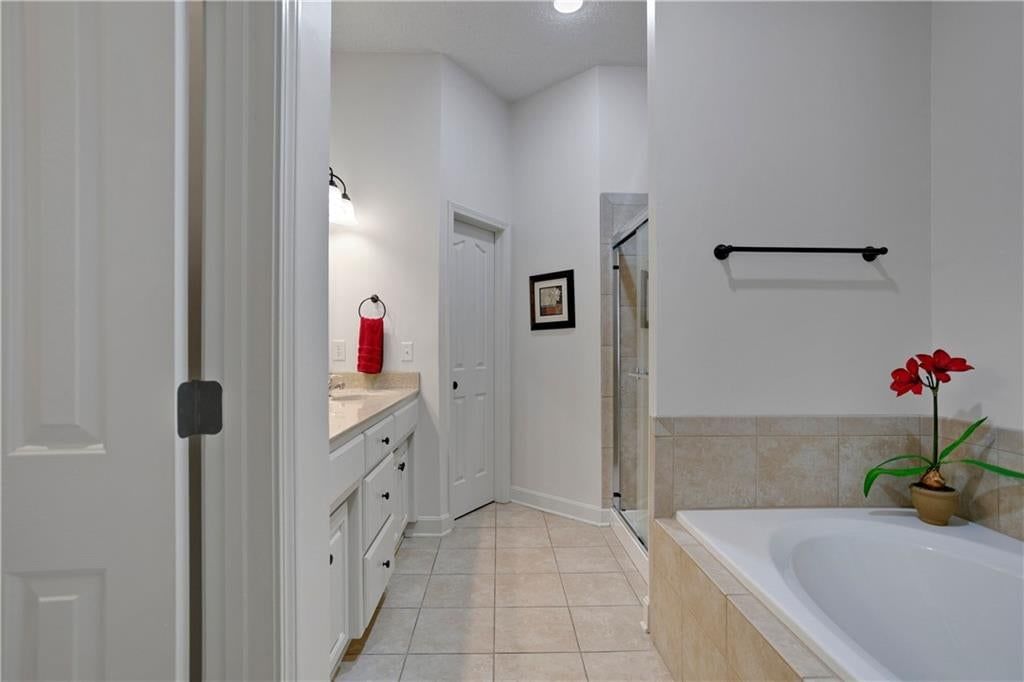 Photo 24 of 33 - 16067 S BROOKFIELD Street, Olathe, KS 66062