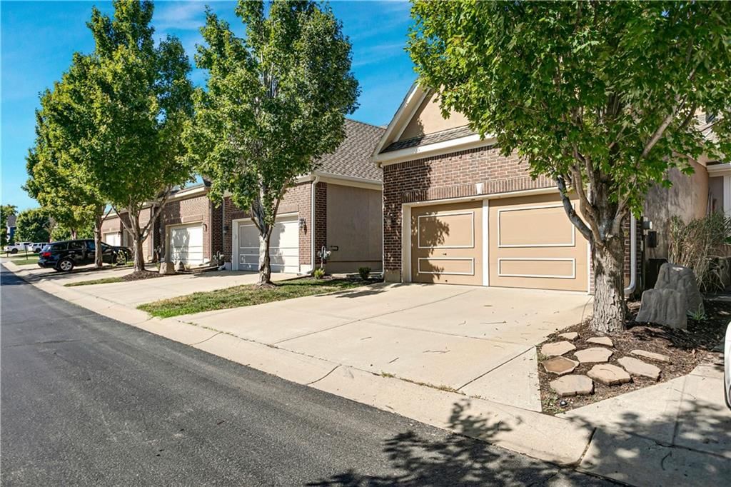 Photo 32 of 33 - 16067 S BROOKFIELD Street, Olathe, KS 66062