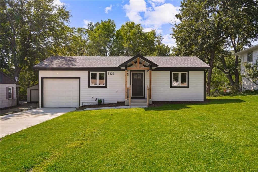 Photo 5 of 47 - 3739 Meadow Lane, Kansas City, MO 64137
