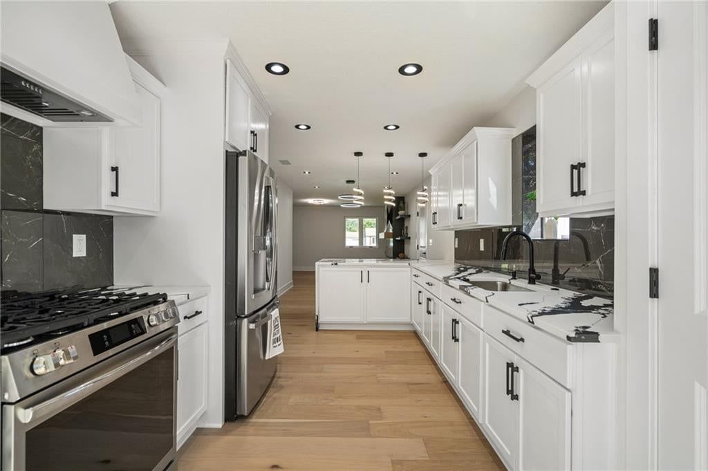 Photo 22 of 47 - 3739 Meadow Lane, Kansas City, MO 64137