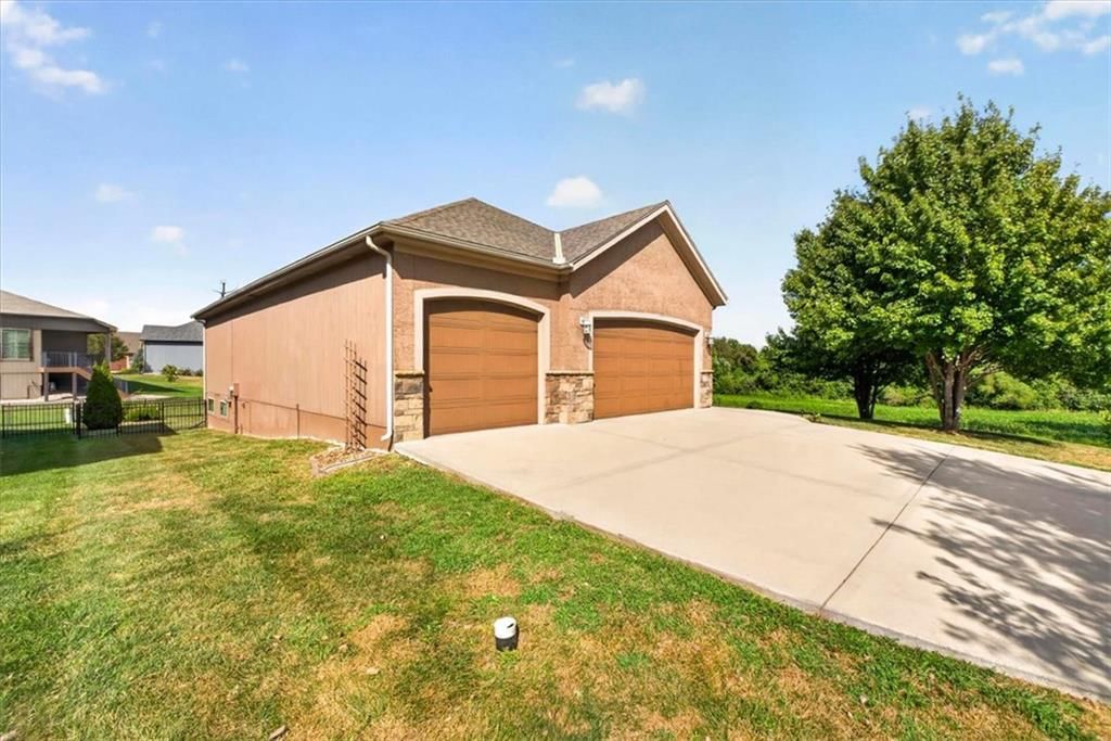 17120 W 197th Place, Spring Hill, KS: listing photo 2