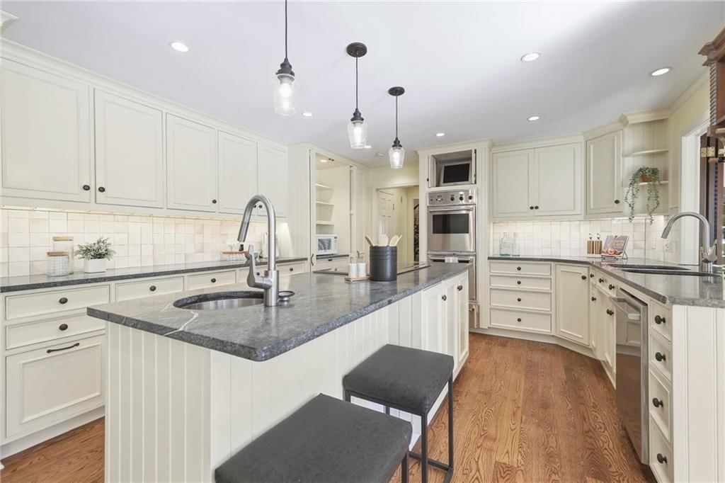 Photo 33 of 84 - 4001 W 101st Terrace, Overland Park, KS 66207