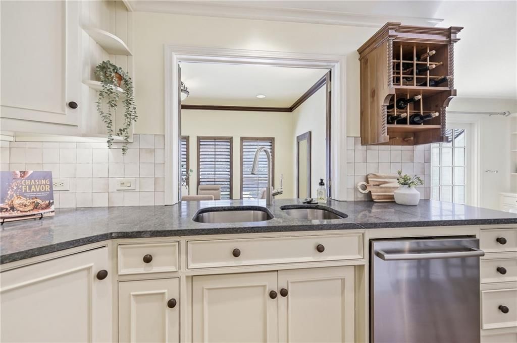 Photo 35 of 84 - 4001 W 101st Terrace, Overland Park, KS 66207
