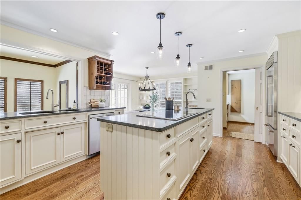 Photo 34 of 84 - 4001 W 101st Terrace, Overland Park, KS 66207