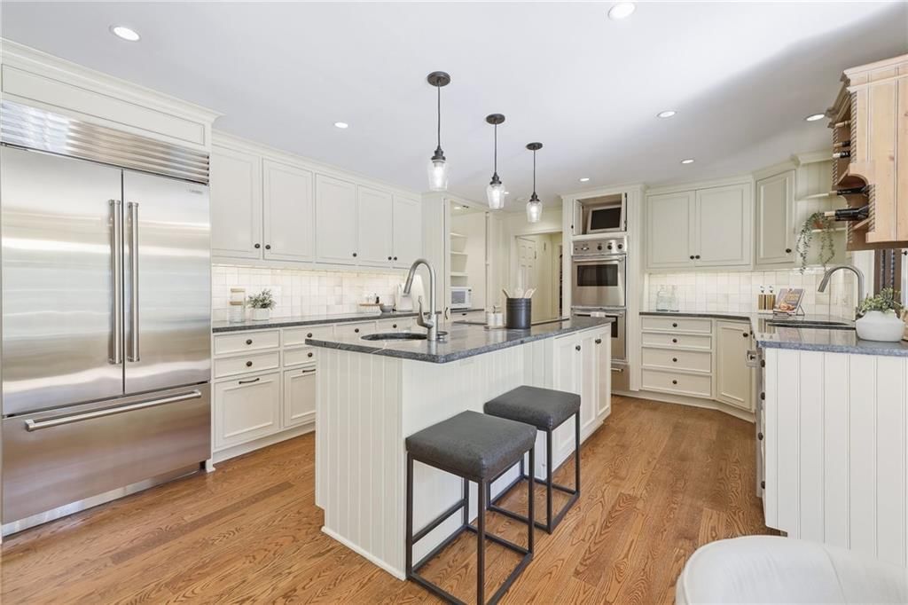 Photo 32 of 84 - 4001 W 101st Terrace, Overland Park, KS 66207